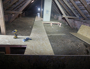 Zateplení stropu rodinného domu pomocí foukané izolace